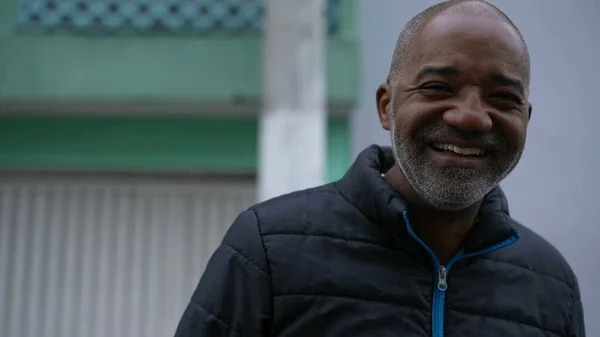 Ένας Χαρούμενος Βραζιλιάνος Μαύρος Άντρας Γελώντας Και Χαμογελώντας Προσωπογραφία Αστικό — Φωτογραφία Αρχείου