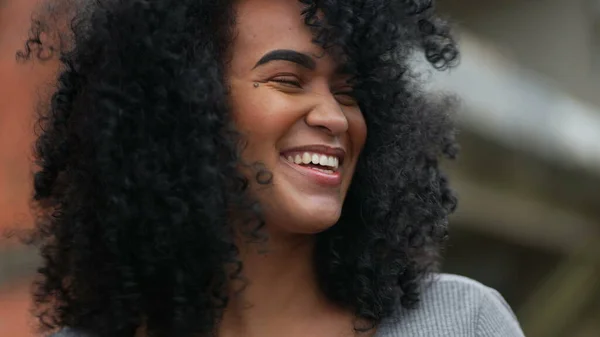 Szczęśliwa Czarna Kobieta Śmieje Się Uśmiecha Szczęśliwy Afrykanin Prawdziwe Życie — Zdjęcie stockowe