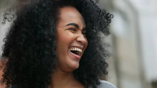 Uma Mulher Negra Feliz Rindo Sorrindo Uma Pessoa Africana Feliz — Fotografia de Stock