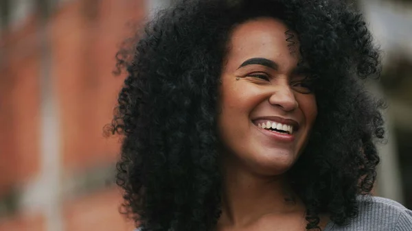 Uma Mulher Negra Feliz Rindo Sorrindo Uma Pessoa Africana Feliz — Fotografia de Stock