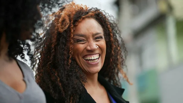Egy Boldog Fekete Nevet Mosolyog Egy Alkalmi Spanyol Évekbeli Hölgy — Stock Fotó