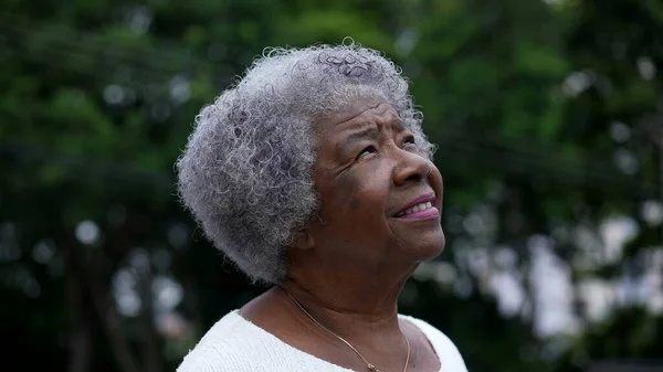 Una Mujer Mayor Negra Contemplativa Cerrando Los Ojos Meditación — Foto de Stock