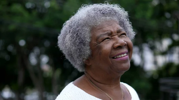 Een Contemplatieve Zwarte Senior Vrouw Die Ogen Sluit Meditatie — Stockfoto