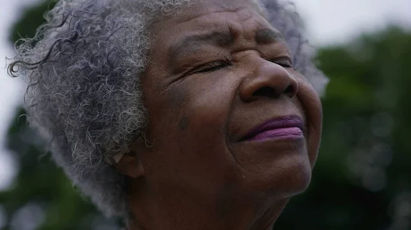Μια Στοχαστική Μαύρη Ηλικιωμένη Γυναίκα Που Κλείνει Μάτια Στο Διαλογισμό — Φωτογραφία Αρχείου