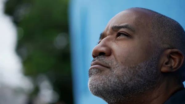 Contemplativo Negro Africano Senior Hombre Cerrando Los Ojos — Foto de Stock