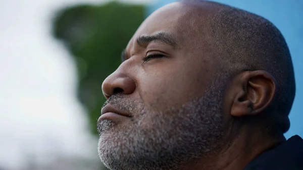 Contemplativo Negro Africano Senior Hombre Cerrando Los Ojos — Foto de Stock