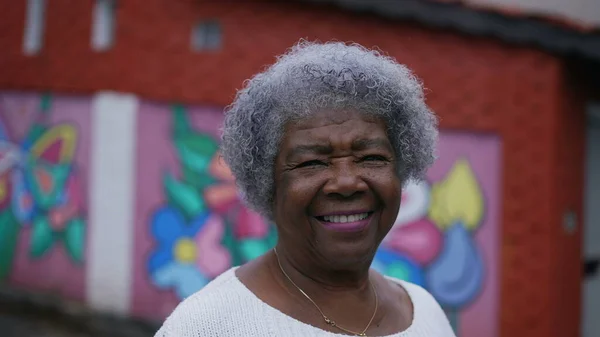 Brazilian Latin Older Woman 70S Gray Hair Urban Street Tracking — Stockfoto