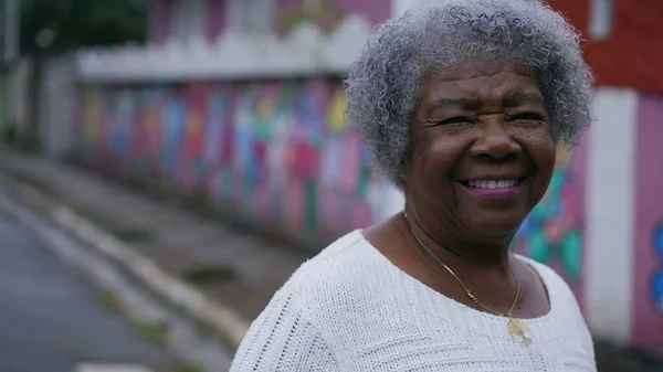 Brazilian Latin Older Woman 70S Gray Hair Urban Street Tracking — Foto de Stock