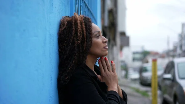 一个黑人妇女在困难时期向上帝祈祷 希望和快乐 — 图库照片