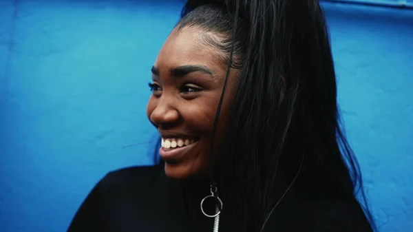 Чорна Африканка Яка Посміхається Почувається Щасливою Безтурботною Щирою — стокове фото