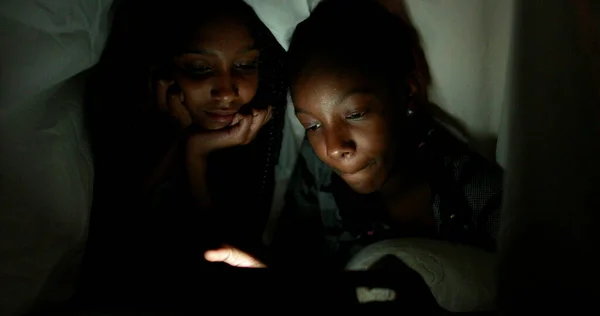Deux Sœurs Sous Couverture Nuit Regardant Une Vidéo Sur Smartphone — Photo