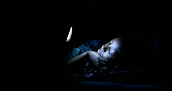 Dospívající Dívka Používá Smartphone Noci Tmě Černošský Etnický Původ — Stock fotografie