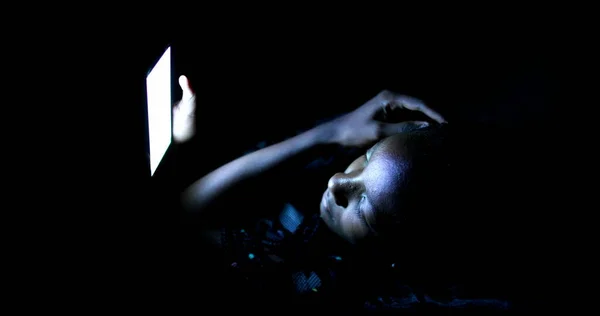 Teen Girl Using Smartphone Night Dark African Black Ethnicity — 图库照片