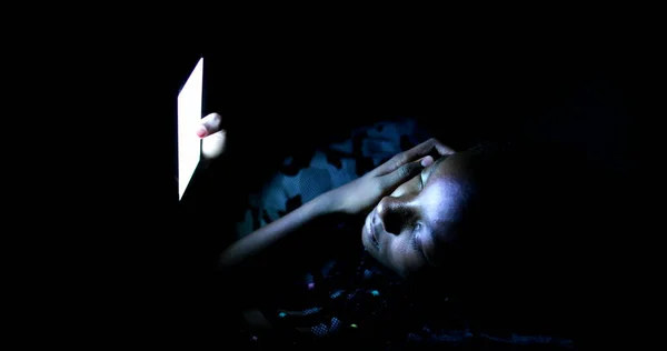 Teen Girl Using Smartphone Night Dark African Black Ethnicity — Stock Fotó