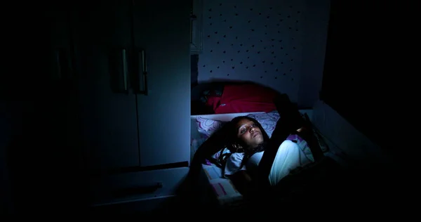 Teen Black Girl Using Cellphone Device Night Bed — Fotografia de Stock