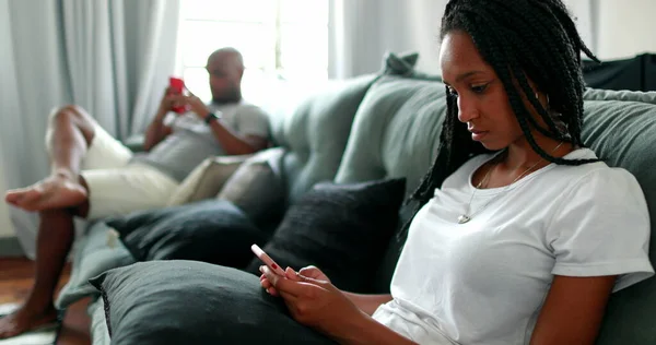 Les Gens Maison Regardent Leurs Téléphones Portables Afro Américain Père — Photo
