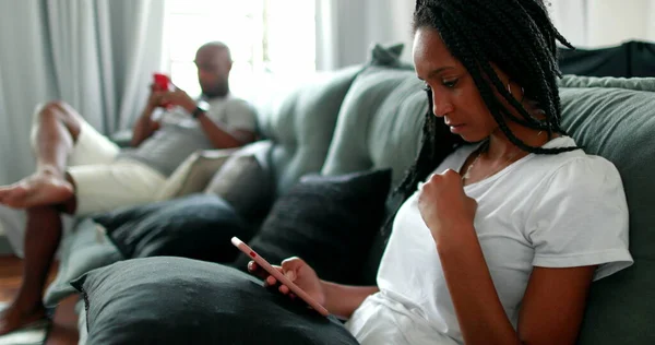 Les Gens Maison Regardent Leurs Téléphones Portables Afro Américain Père — Photo
