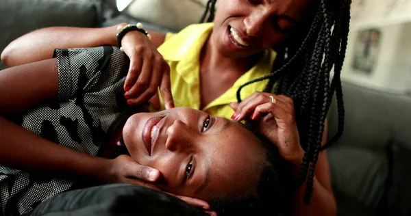 Мать Дочь Подросток Любовь Привязанность Африканская Смешанная Расовая Национальность — стоковое фото