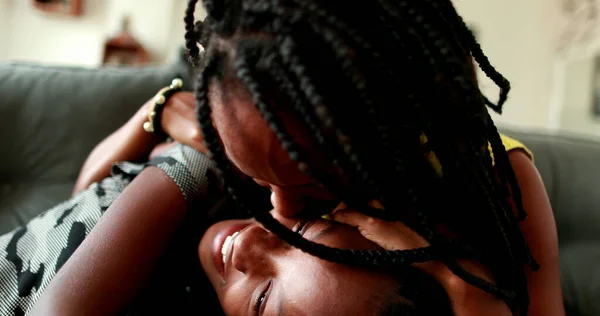 Madre Hija Adolescente Amor Afecto Etnia Africana Raza Mixta — Foto de Stock