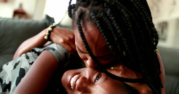 Anne Genç Kız Sevgi Şefkat Afrikalı Melez Irk — Stok fotoğraf