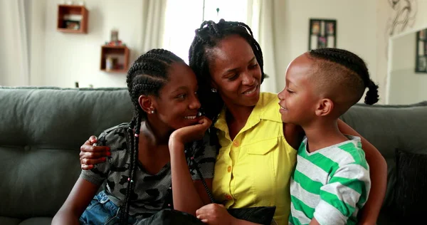 Anne Çocuklarla Kucaklaşma Afrikalı Melez Aile Çocuklarla Poz Veren Anne — Stok fotoğraf