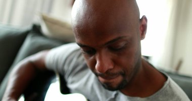 Boş zamanlarında evde klasik gitarla pratik yapan bir adam.