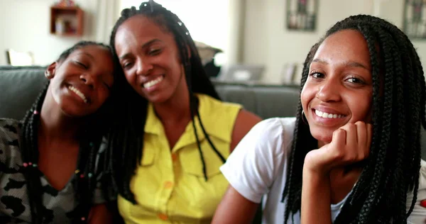 Loving African Mother Children Black Mom Teenage Daughters Home Sofa — Stockfoto