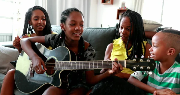 Casual Black African Family Bonding Thogether Music Guitar Daughter Playing — Stock Fotó
