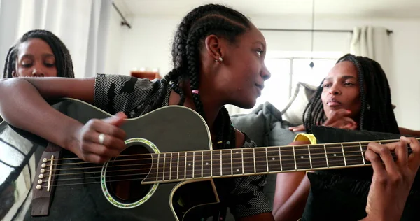 Sıradan Siyahi Afrikalı Aile Gitarla Bağ Kuruyor Kızım Müzik Aleti — Stok fotoğraf