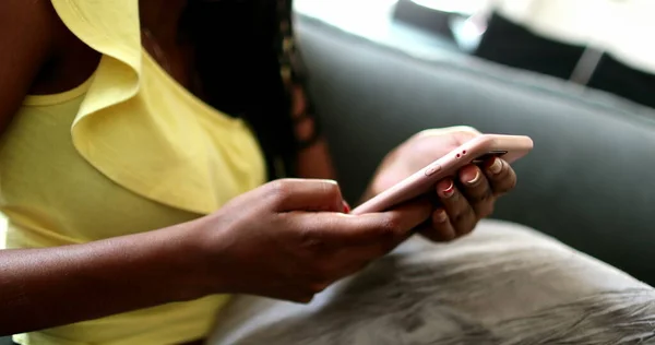 Adolescente Negra Usando Teléfono Celular Sofá Casa Chica Adolescente Africana — Foto de Stock
