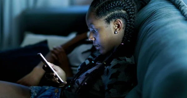 Zwart Meisje Met Behulp Van Smartphone Nachts — Stockfoto