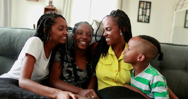 Zwart Afrikaanse Moeder Tiener Dochters Kleine Jongen Zoon Samen Thuis — Stockfoto