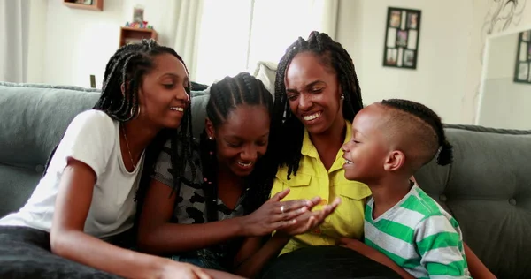 Zwart Afrikaanse Moeder Tiener Dochters Kleine Jongen Zoon Samen Thuis — Stockfoto