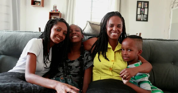 Siyah Afrikalı Anne Genç Kız Küçük Oğlan Evdeki Kanepede Birlikte — Stok fotoğraf
