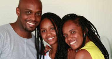 Afrikalı anne ve baba genç kızıyla birlikte poz veriyor. Melez ırk siyah ırk