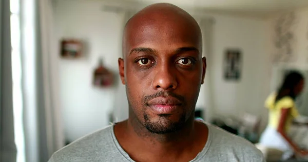 Oturma Odasındaki Kameraya Bakan Siyah Afrikalı Adam Portresi Ciddi Bir — Stok fotoğraf