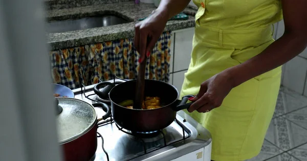 Mujer Africana Cocinando Casa Revolviendo Olla — Foto de Stock