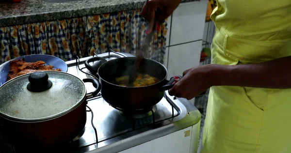 Afrykańska Kobieta Gotowanie Domu Mieszając Garnek — Zdjęcie stockowe