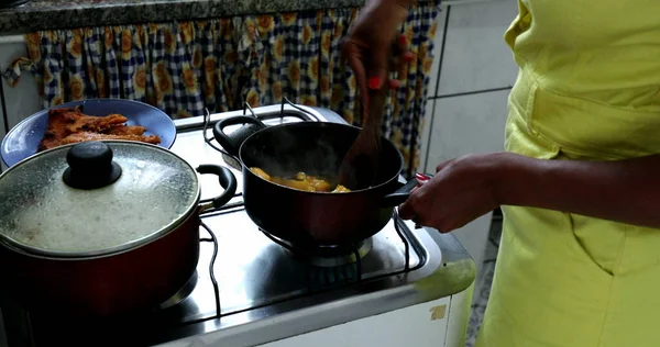 Afrykańska Kobieta Gotowanie Domu Mieszając Garnek — Zdjęcie stockowe