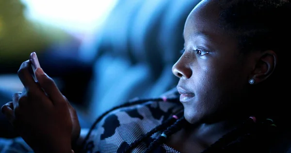 Afrikai Tinilány Nézi Mobiltelefon Képernyőjét Éjszaka Fekete Lány Böngészés Online — Stock Fotó