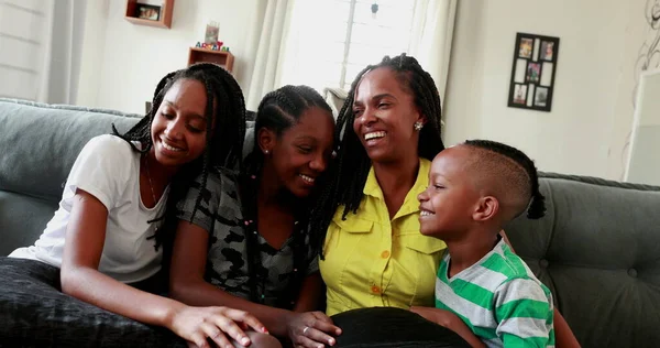 Afrikaanse Moeder Lachen Samen Met Tiener Dochters Zoon — Stockfoto