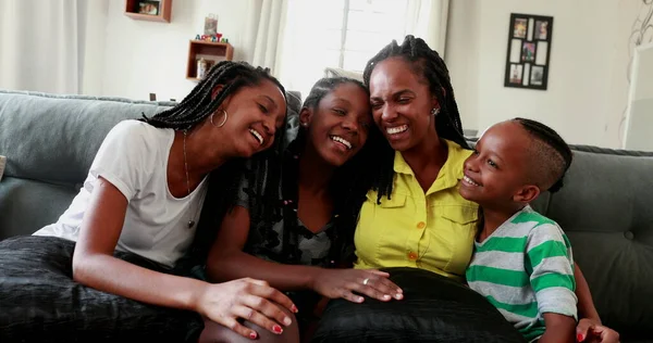 Afrikaanse Moeder Lachen Samen Met Tiener Dochters Zoon — Stockfoto