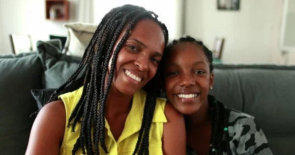 African Mother Teen Daughter Smiling Camera — Zdjęcie stockowe