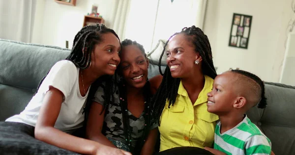Afrikaanse Moeder Kinderen Zitten Thuis Bank Glimlachend Echte Mensen — Stockfoto