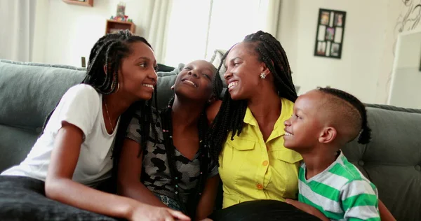 Afrikalı Anne Çocuklar Koltukta Oturup Gülümsüyor Gerçek Insanlar — Stok fotoğraf