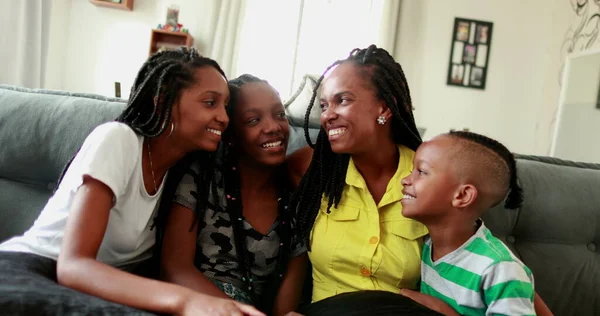 Afrikaanse Moeder Kinderen Zitten Thuis Bank Glimlachend Echte Mensen — Stockfoto