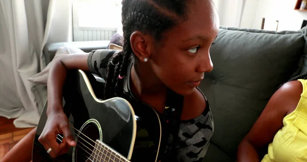 Африканская Дочь Играет Гитаре Семьей Домашнем Диване — стоковое фото