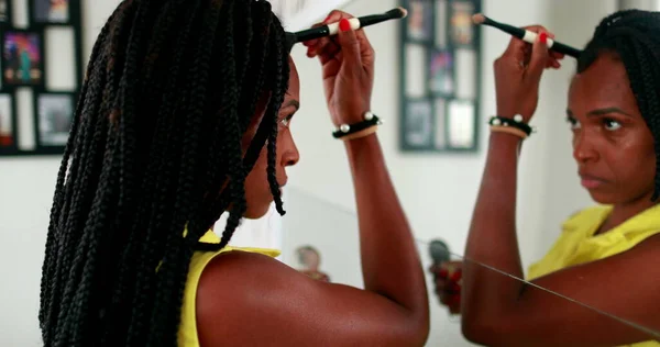 Африканская Черная Женщина Наносит Макияж Перед Зеркалом — стоковое фото