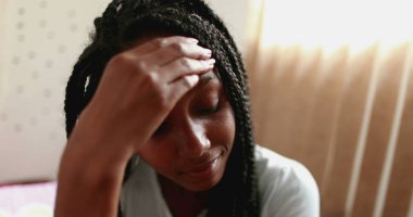 Odadaki üzgün ergen kız. Dalgın melez Afrikalı genç