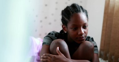 Düşünceli siyah genç kız çocuk düşüncesi. Düşünceli üzgün depresif ergen kız.